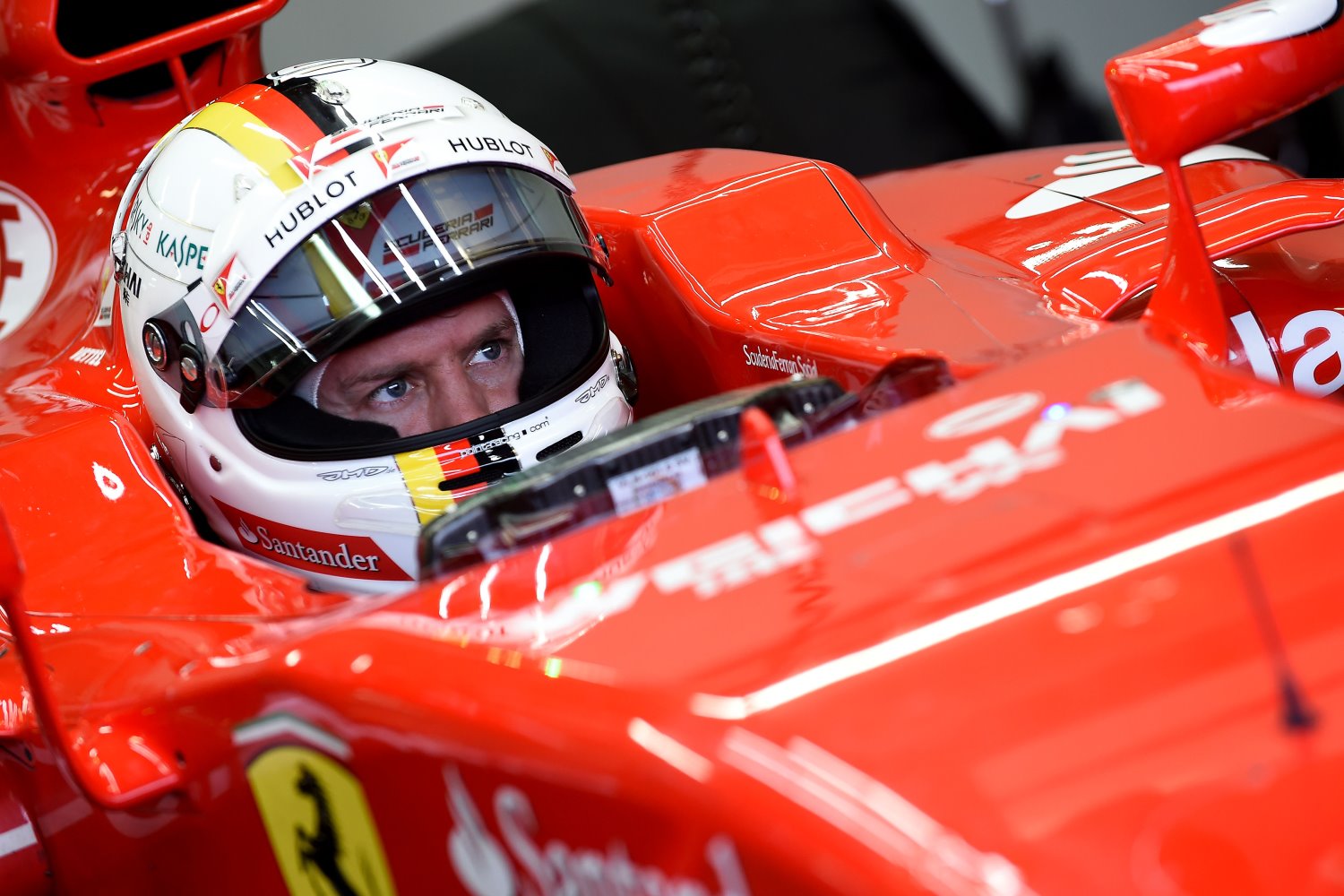 Vettel waits in garage