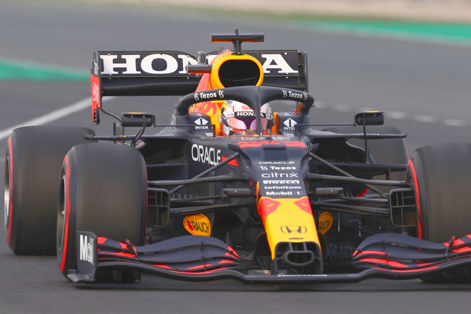 Max Verstappen of the Netherlands driving the (33) Red Bull Racing RB16B Honda during practice ahead of the F1 Grand Prix of Qatar at Losail International Circuit on November 19, 2021 in Doha, Qatar. (Photo by Mark Thompson/Getty Images) // Getty Images / Red Bull Content Pool 