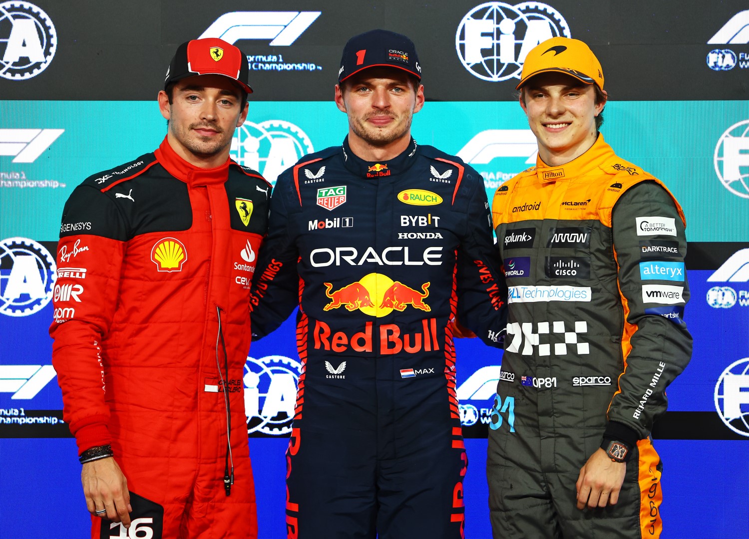 Pole position qualifier Max Verstappen of the Netherlands and Oracle Red Bull Racing (C), Second placed qualifier Charles Leclerc of Monaco and Ferrari (L) and Third placed qualifier Oscar Piastri of Australia and McLaren (R) pose for a photo in parc ferme during qualifying ahead of the F1 Grand Prix of Abu Dhabi at Yas Marina Circuit on November 25, 2023 in Abu Dhabi, United Arab Emirates. (Photo by Mark Thompson/Getty Images) // Getty Images / Red Bull Content Pool