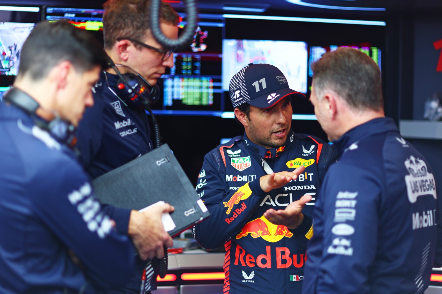 Sergio Perez of Mexico and Oracle Red Bull Racing talks with Red Bull Racing Team Principal Christian Horner in the garage during practice ahead of the F1 Grand Prix of Las Vegas at Las Vegas Strip Circuit on November 16, 2023 in Las Vegas, Nevada. (Photo by Dan Istitene/Getty Images) // Getty Images / Red Bull Content Pool