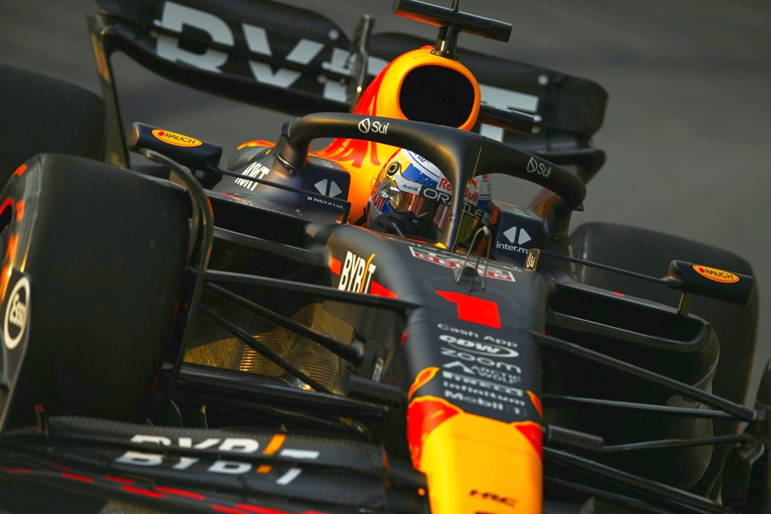 Max Verstappen of the Netherlands driving the (1) Oracle Red Bull Racing RB19 on track during practice ahead of the F1 Grand Prix of Singapore at Marina Bay Street Circuit on September 15, 2023 in Singapore, Singapore. (Photo by Clive Mason/Getty Images) // Getty Images / Red Bull Content Pool //