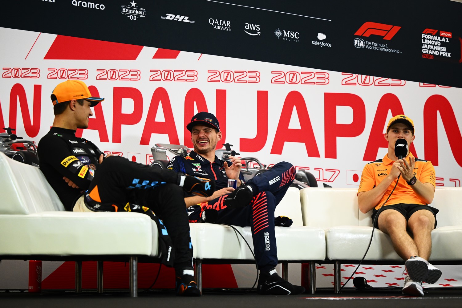 Race winner Max Verstappen of the Netherlands and Oracle Red Bull Racing talks with Second placed Lando Norris of Great Britain and McLaren in a press conference after the F1 Grand Prix of Japan at Suzuka International Racing Course on September 24, 2023 in Suzuka, Japan. (Photo by Clive Mason/Getty Images) // Getty Images / Red Bull Content Pool