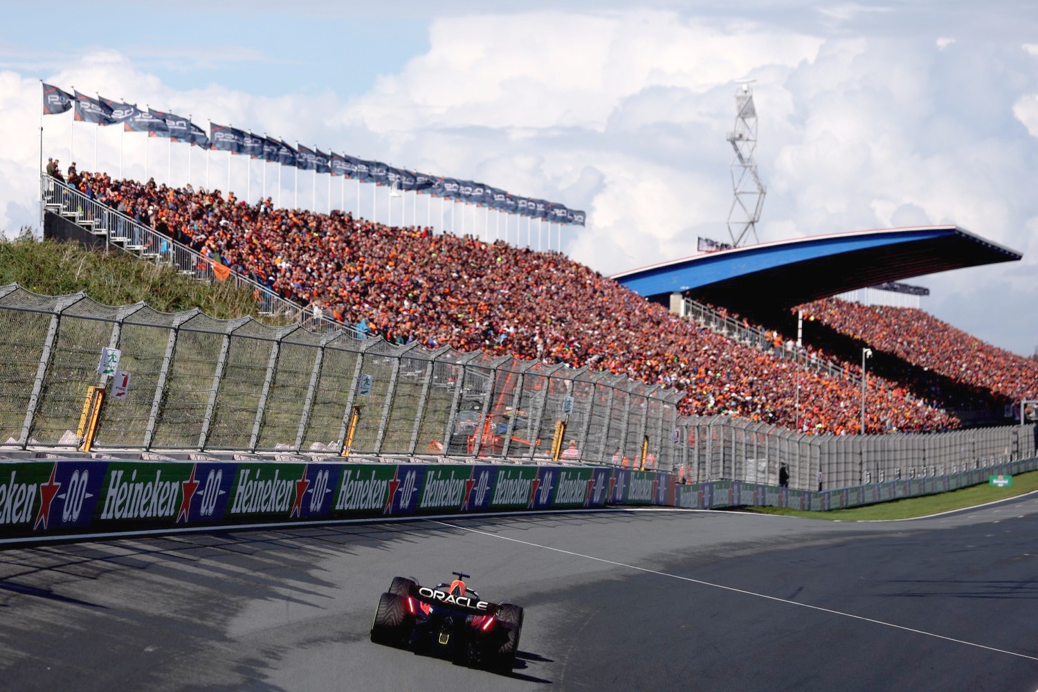 Max Verstappen of the Netherlands driving the (1) Oracle Red Bull Racing RB19 on track during qualifying ahead of the F1 Grand Prix of The Netherlands at Circuit Zandvoort on August 26, 2023 in Zandvoort, Netherlands. (Photo by Dean Mouhtaropoulos/Getty Images) // Getty Images / Red Bull Content Pool