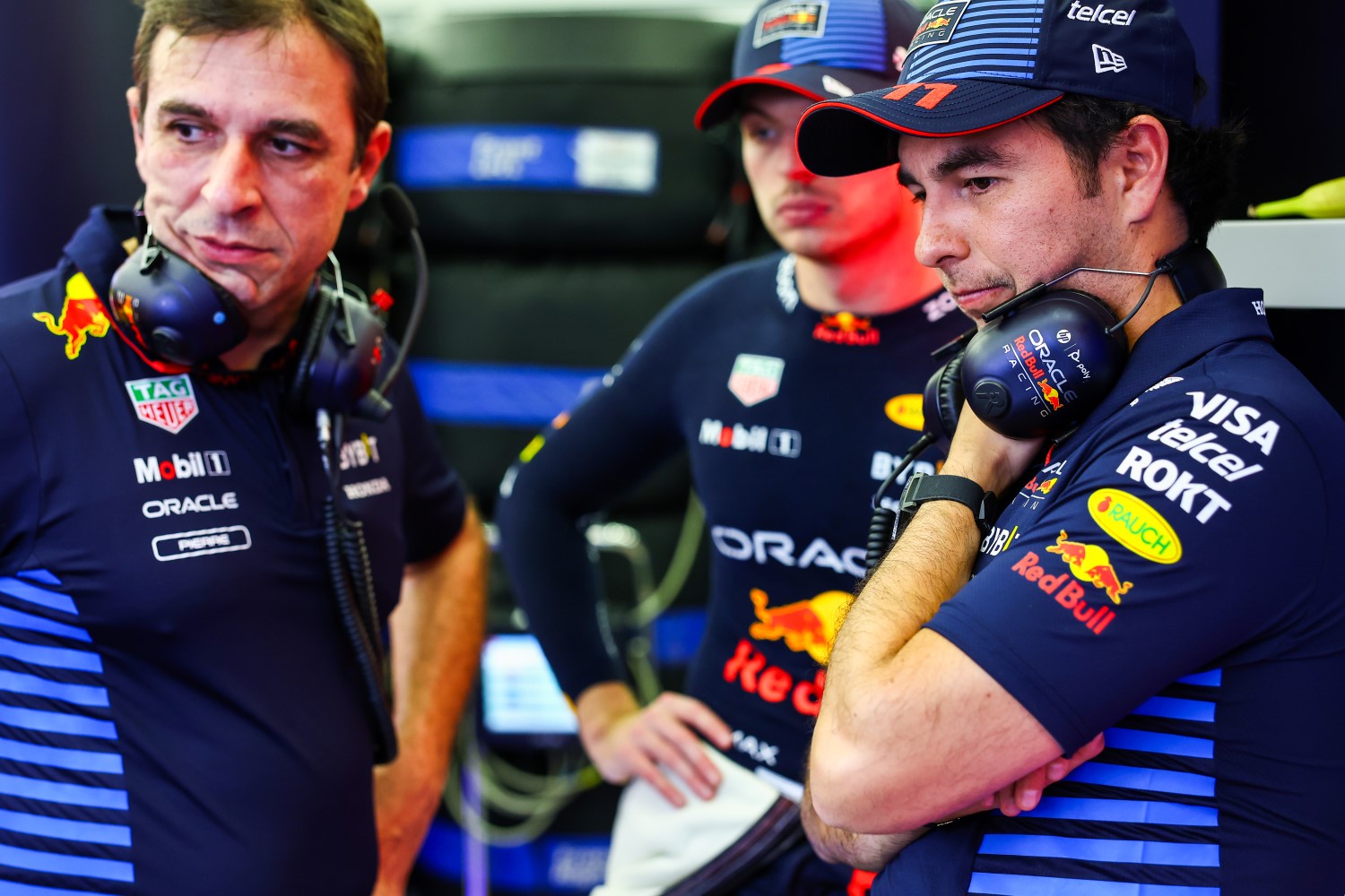 Sergio Perez of Mexico and Oracle Red Bull Racing, Max Verstappen of the Netherlands and Oracle Red Bull Racing and Pierre Wache, Chief Engineer of Performance Engineering at Oracle Red Bull Racing talk in the garage during day one of F1 Testing at Bahrain International Circuit on February 21, 2024 in Bahrain, Bahrain. (Photo by Mark Thompson/Getty Images) // Getty Images / Red Bull Content Pool