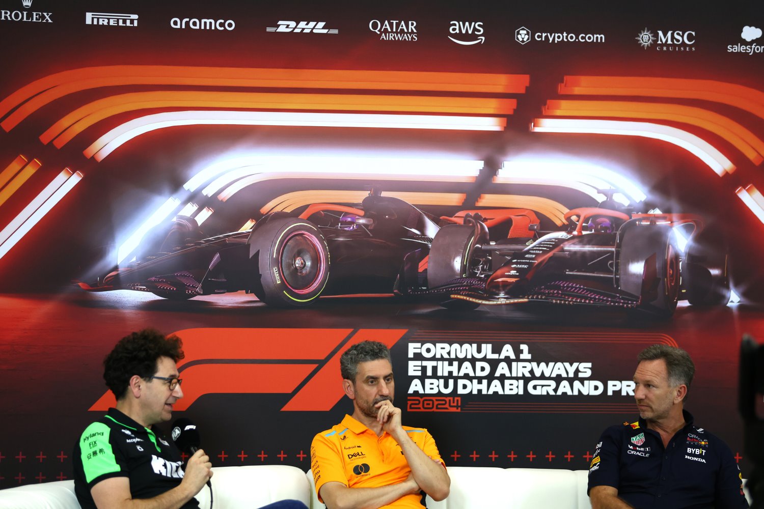 Mattia Binotto, Stake F1 Team Kick Sauber boss , McLaren Team Principal Andrea Stella and Oracle Red Bull Racing Team Principal Christian Horner attend the Team Principals Press Conference during practice ahead of the F1 Abu Dhabi GP at Yas Marina Circuit on December 06, 2024 in Abu Dhabi, United Arab Emirates. (Photo by Bryn Lennon/Getty Images) // Getty Images / Red Bull Content Pool