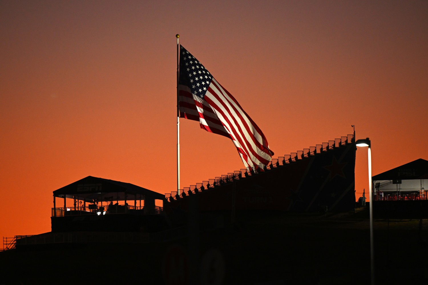 CIRCUIT OF THE AMERICAS, UNITED STATES OF AMERICA - OCTOBER 17: The United States flag flies above the grandstand during the United States GP at Circuit of the Americas on Thursday October 17, 2024 in Austin, United States of America. (Photo by Simon Galloway / LAT Images)