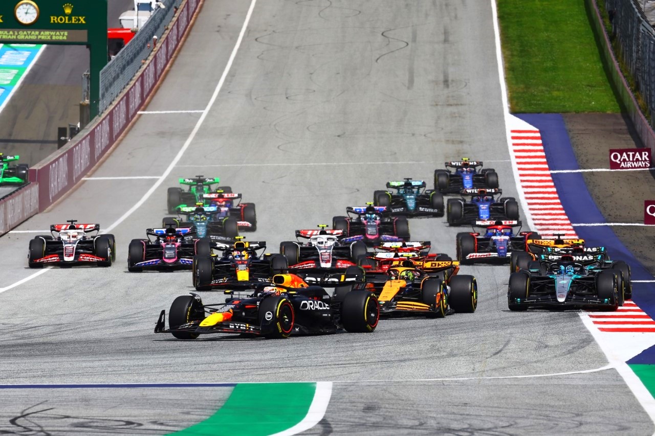 Max Verstappen of the Netherlands driving the (1) Oracle Red Bull Racing RB20 leads the field into turn one at the start during the F1 Grand Prix of Austria at Red Bull Ring on June 30, 2024 in Spielberg, Austria. (Photo by Mark Thompson/Getty Images) // Getty Images / Red Bull Content Pool