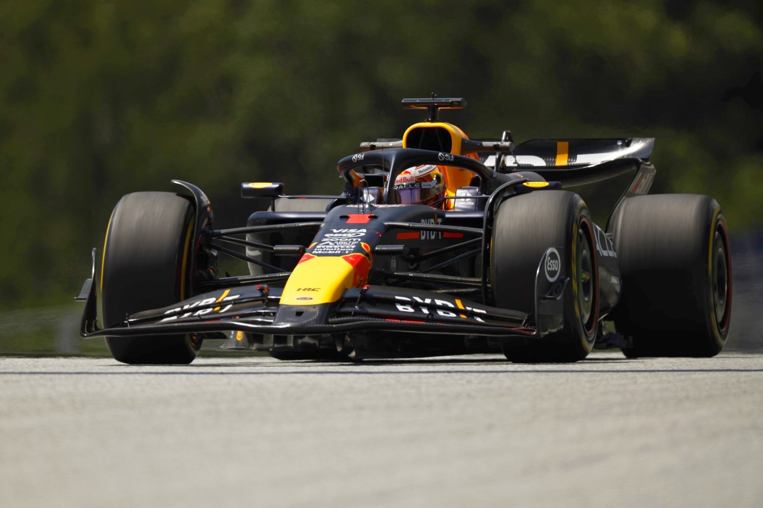 Max Verstappen of the Netherlands driving the (1) Oracle Red Bull Racing RB20 on track during practice ahead of the F1 Grand Prix of Austria at Red Bull Ring on June 28, 2024 in Spielberg, Austria. (Photo by Chris Graythen/Getty Images) // Getty Images / Red Bull Content Pool