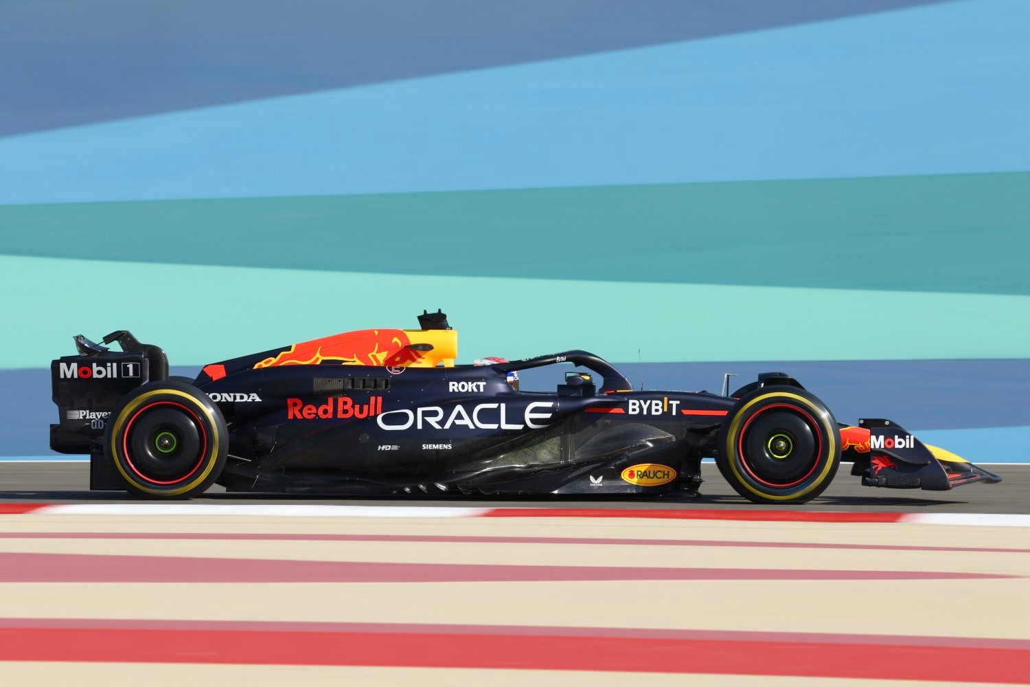 Max Verstappen of the Netherlands driving the (1) Oracle Red Bull Racing RB20 on track during practice ahead of the F1 Grand Prix of Bahrain at Bahrain International Circuit on February 29, 2024 in Bahrain, Bahrain. (Photo by Clive Rose/Getty Images) // Getty Images / Red Bull Content Pool