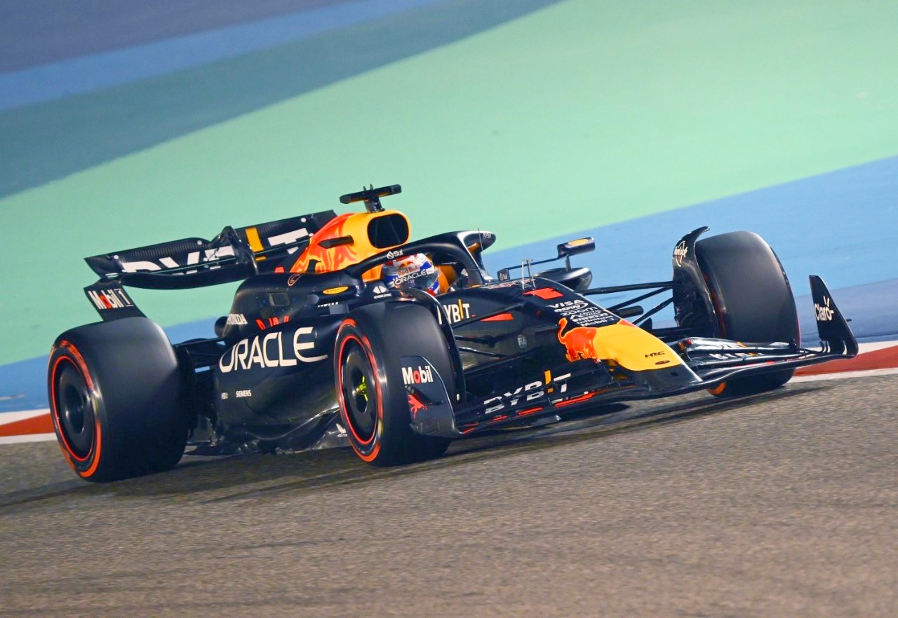 Max Verstappen of the Netherlands driving the (1) Oracle Red Bull Racing RB20 on track during qualifying ahead of the F1 Grand Prix of Bahrain at Bahrain International Circuit on March 01, 2024 in Bahrain, Bahrain. (Photo by Clive Mason/Getty Images) // Getty Images / Red Bull Content Pool