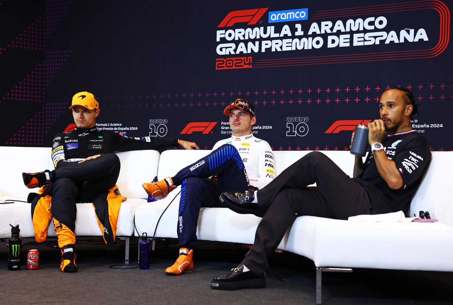 Race winner Max Verstappen (center) of the Netherlands and Oracle Red Bull Racing, Second placed Lando Norris of Great Britain and McLaren and Third placed Lewis Hamilton of Great Britain and Mercedes talk in a press conference during the F1 Grand Prix of Spain at Circuit de Barcelona-Catalunya on June 23, 2024 in Barcelona, Spain. (Photo by Clive Rose/Getty Images) // Getty Images / Red Bull Content Pool