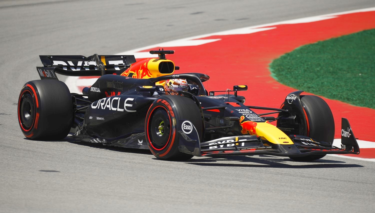 Max Verstappen of the Netherlands driving the (1) Oracle Red Bull Racing RB20 on track during practice ahead of the F1 Grand Prix of Spain at Circuit de Barcelona-Catalunya on June 21, 2024 in Barcelona, Spain. (Photo by Chris Graythen/Getty Images) // Getty Images / Red Bull Content Pool