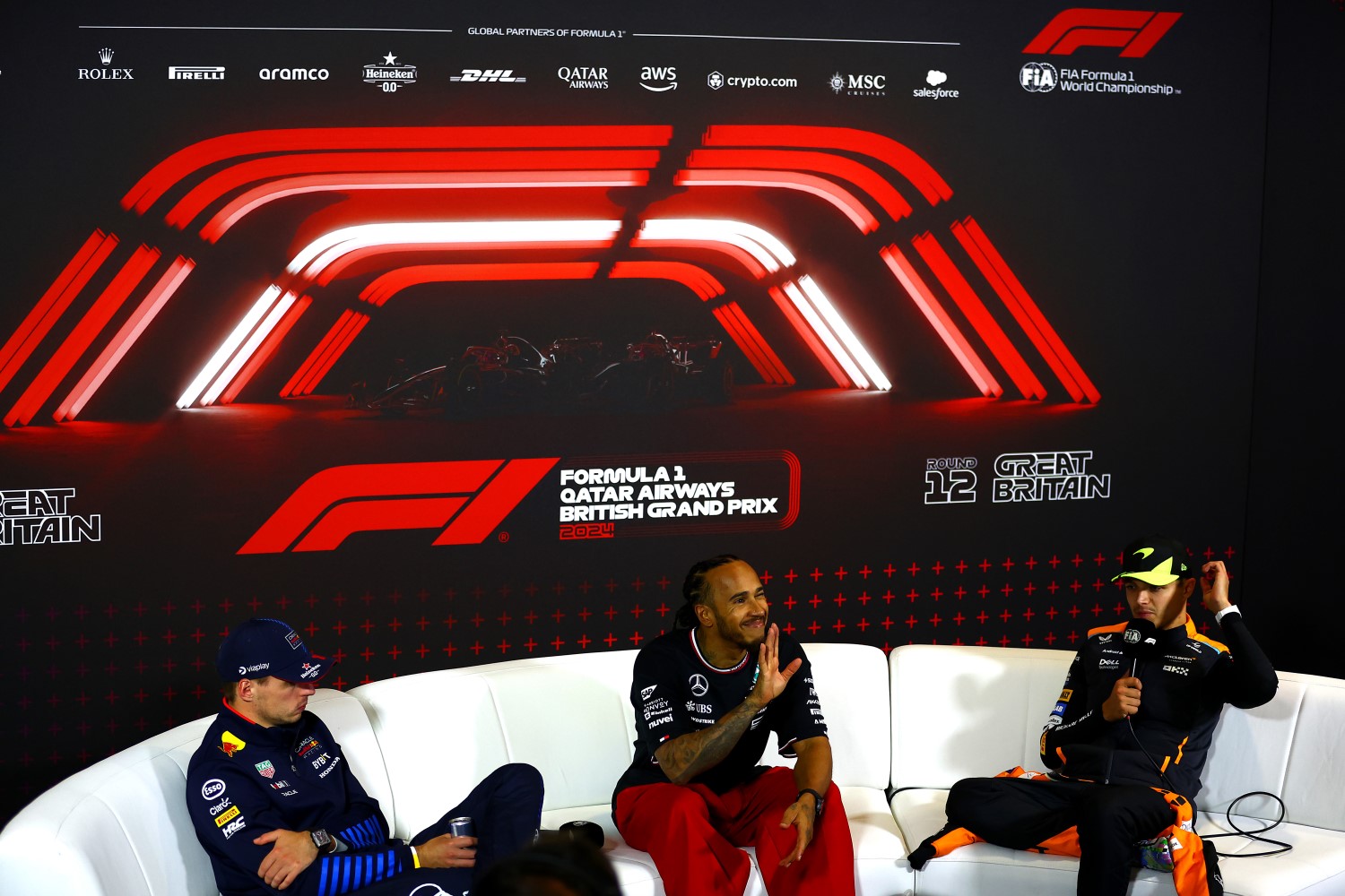 Race winner Lewis Hamilton of Great Britain and Mercedes, Second placed Max Verstappen of the Netherlands and Oracle Red Bull Racing and Third placed Lando Norris of Great Britain and McLaren attend the press conference after the F1 Grand Prix of Great Britain at Silverstone Circuit on July 07, 2024 in Northampton, England. (Photo by Bryn Lennon/Getty Images) // Getty Images / Red Bull Content Pool