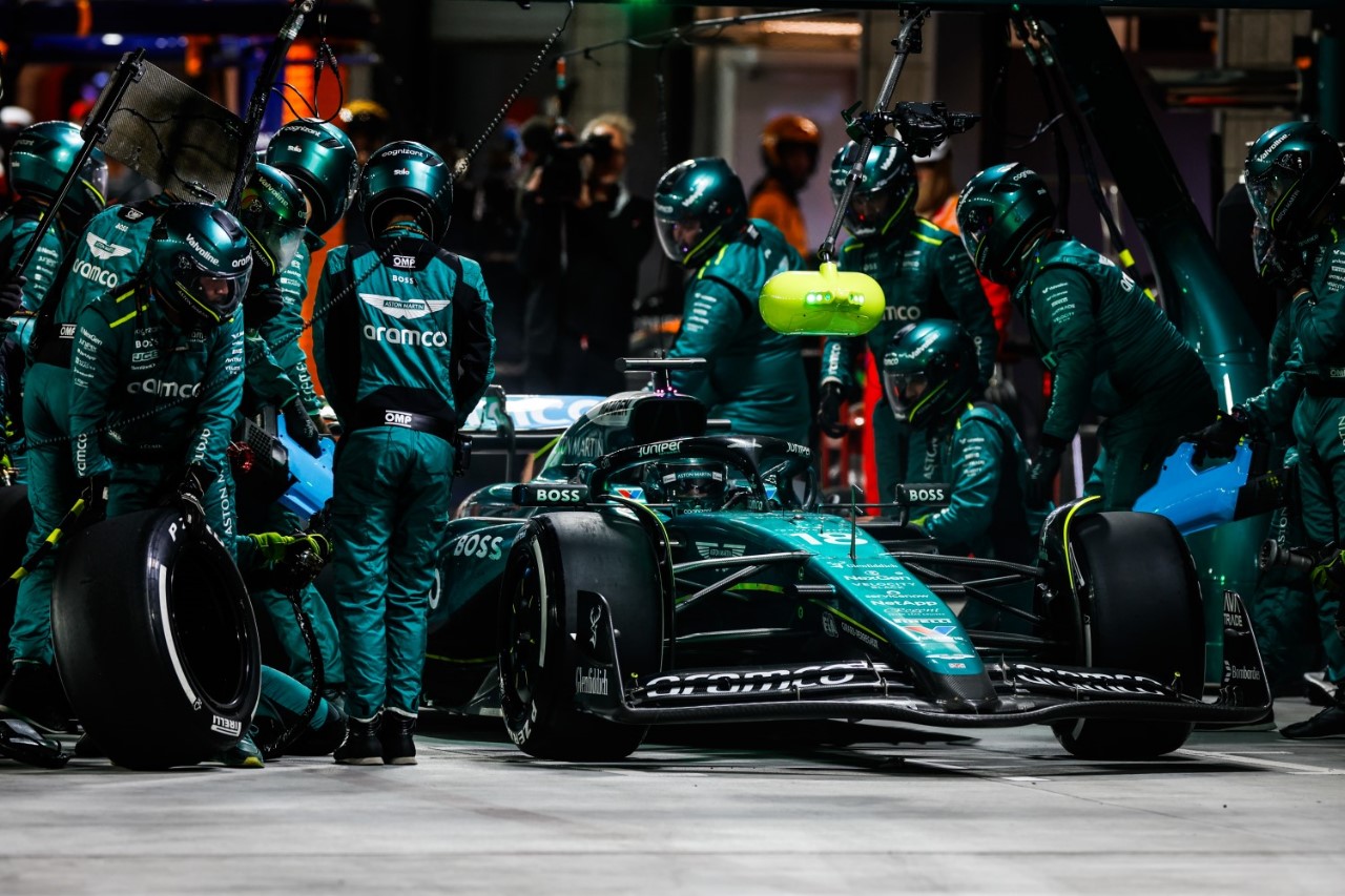 Lance Stroll, Aston Martin AMR24, makes a pit stop during the Las Vegas GP at Streets of Las Vegas on Saturday November 23, 2024, United States of America. (Photo by Glenn Dunbar / LAT Images)