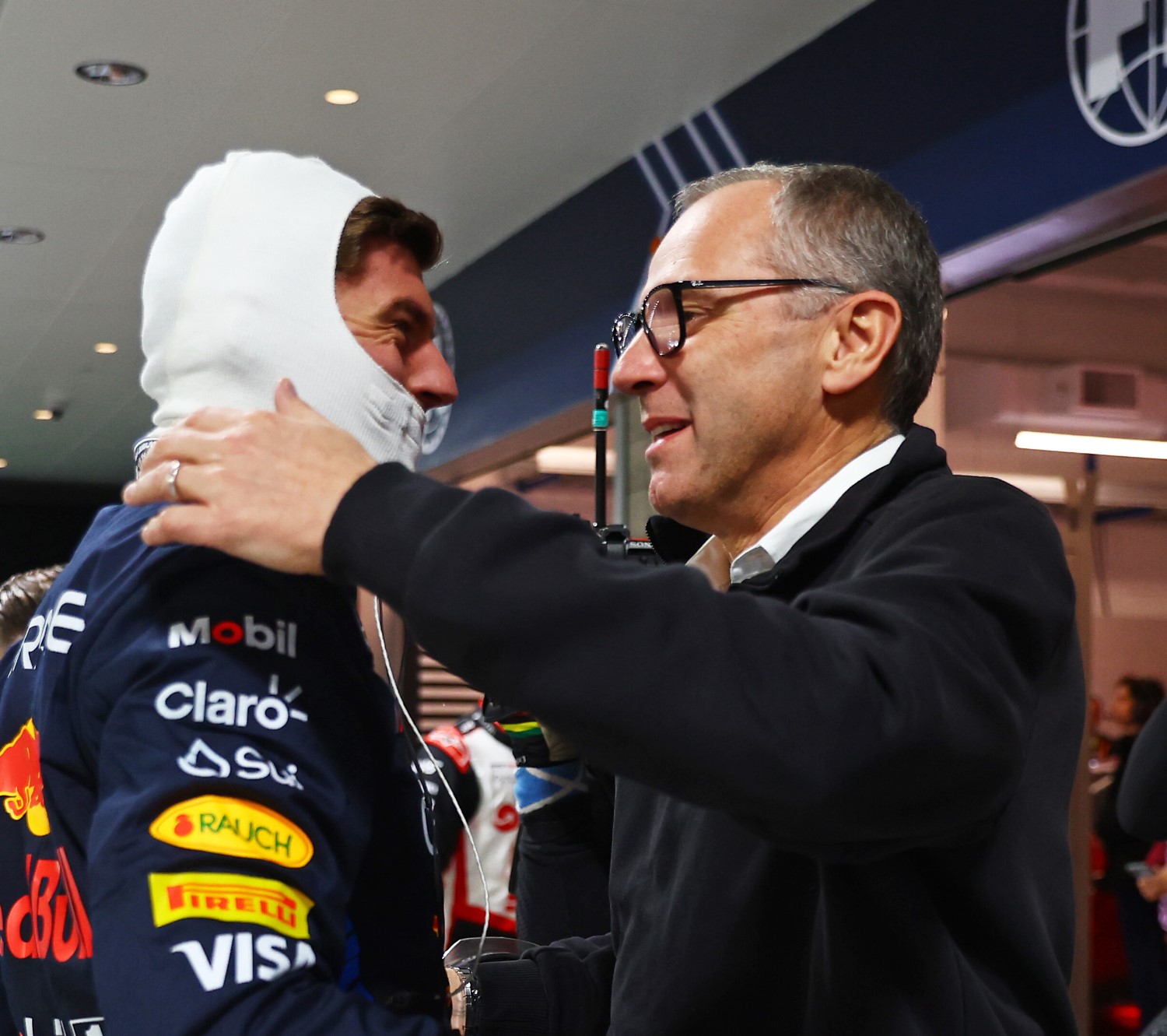 2024 F1 World Drivers Champion Max Verstappen of the Netherlands and Oracle Red Bull Racing is congratulated by Stefano Domenicali, CEO of the Formula One Group, in parc ferme during the F1 Grand Prix of Las Vegas at Las Vegas Strip Circuit on November 23, 2024 in Las Vegas, Nevada. (Photo by Mark Thompson/Getty Images) // Getty Images / Red Bull Content Pool 