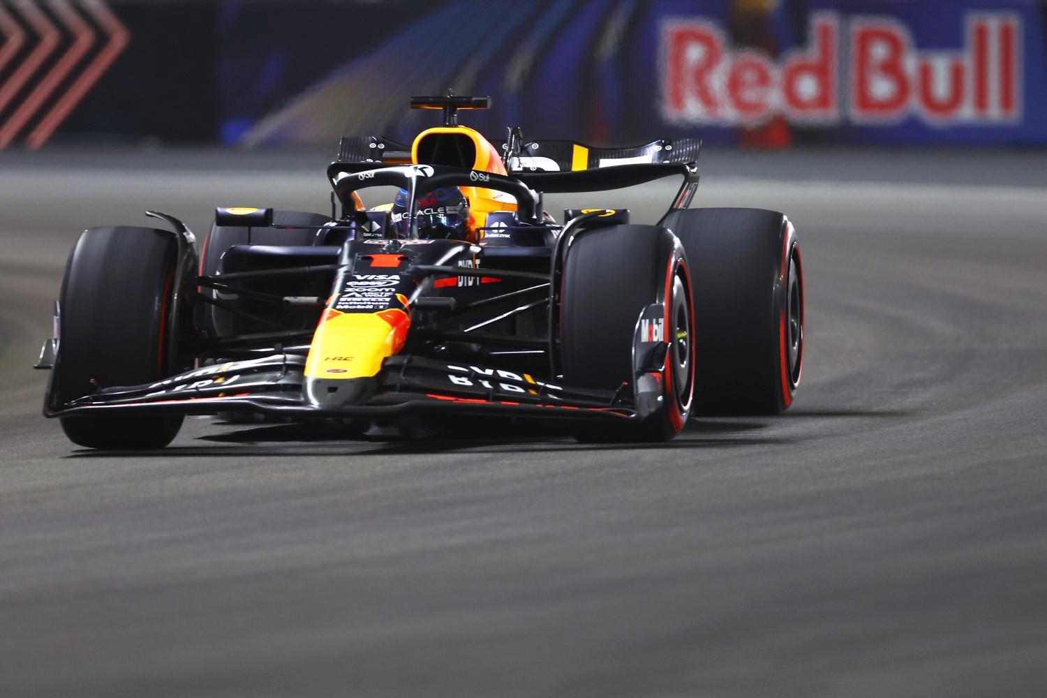 Max Verstappen of the Netherlands driving the (1) Oracle Red Bull Racing RB20 on track during practice ahead of the F1 Grand Prix of Las Vegas at Las Vegas Strip Circuit on November 21, 2024 in Las Vegas, Nevada. (Photo by Mark Thompson/Getty Images) // Getty Images / Red Bull Content Pool