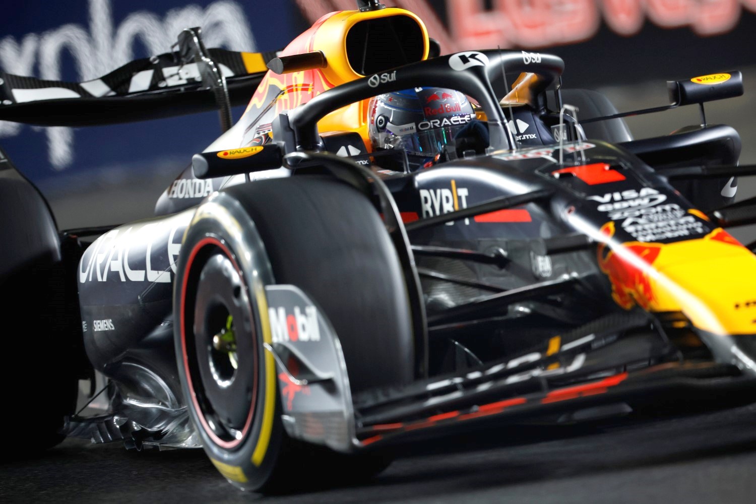 Max Verstappen of the Netherlands driving the (1) Oracle Red Bull Racing RB20 on track during final practice ahead of the F1 Grand Prix of Las Vegas at Las Vegas Strip Circuit on November 22, 2024 in Las Vegas, Nevada. (Photo by Chris Graythen/Getty Images) // Getty Images / Red Bull Content Pool