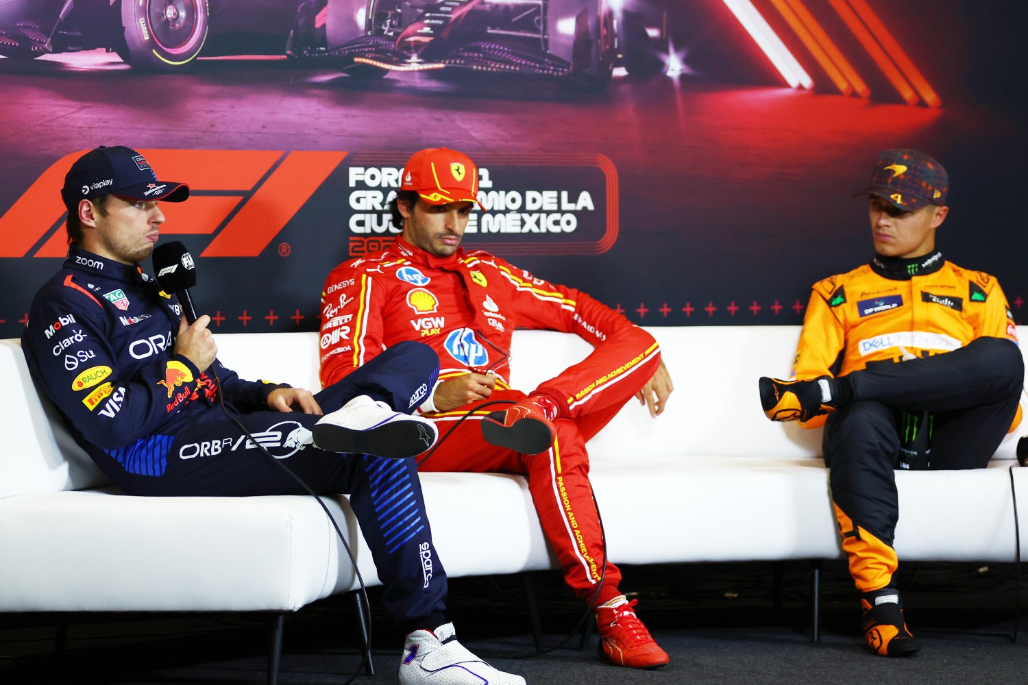 Pole position qualifier Carlos Sainz of Spain and Ferrari, Second placed qualifier Max Verstappen of the Netherlands and Oracle Red Bull Racing and Third placed qualifier Lando Norris of Great Britain and McLaren attend the press conference after qualifying ahead of the F1 Mexico City GP at Autodromo Hermanos Rodriguez on October 26, 2024 in Mexico City, Mexico. (Photo by Bryn Lennon/Getty Images) // Getty Images / Red Bull Content Pool