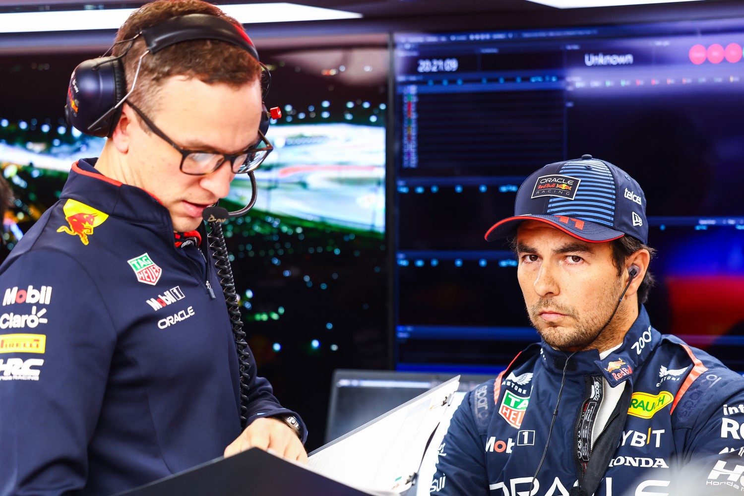 Sergio Perez of Mexico and Oracle Red Bull Racing and race engineer Hugh Bird talk in the garage prior to Sprint Qualifying ahead of the F1 Qatar GP at Lusail International Circuit on November 29, 2024 in Lusail City, Qatar. (Photo by Mark Thompson/Getty Images) // Getty Images / Red Bull Content Pool