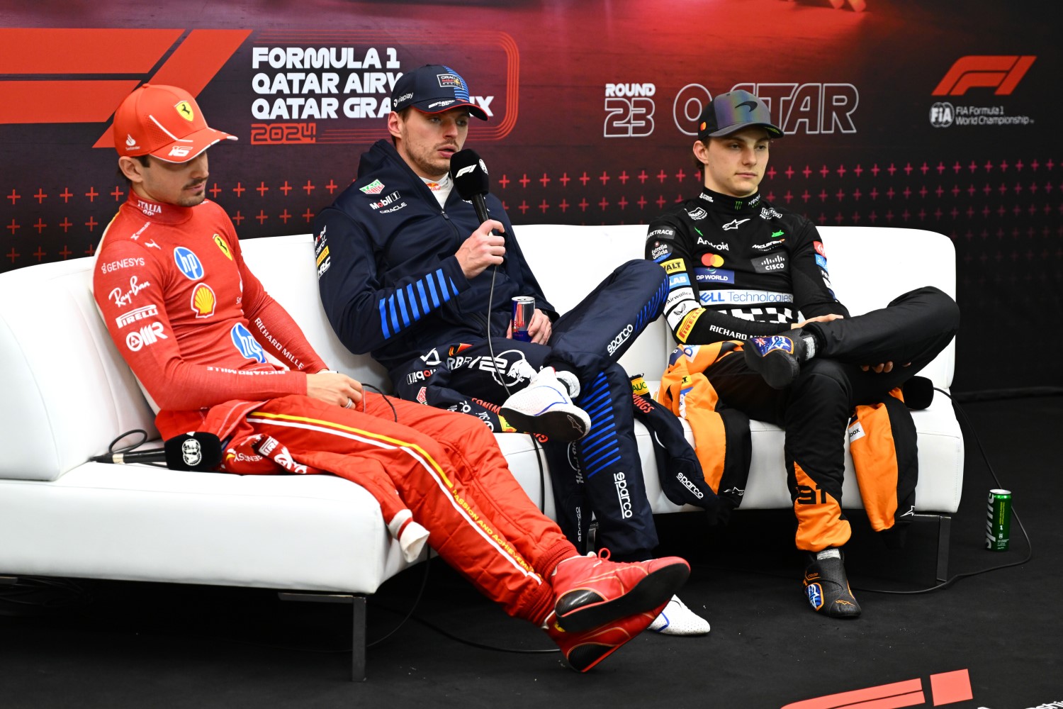 Race winner Max Verstappen of the Netherlands and Oracle Red Bull Racing (C), Second placed Charles Leclerc of Monaco and Ferrari (L) and Third placed Oscar Piastri of Australia and McLaren (R) attend the press conference after the F1 Qatar GP at Lusail International Circuit on December 01, 2024 in Lusail City, Qatar. (Photo by Mark Sutton/Getty Images) // Getty Images / Red Bull Content Pool