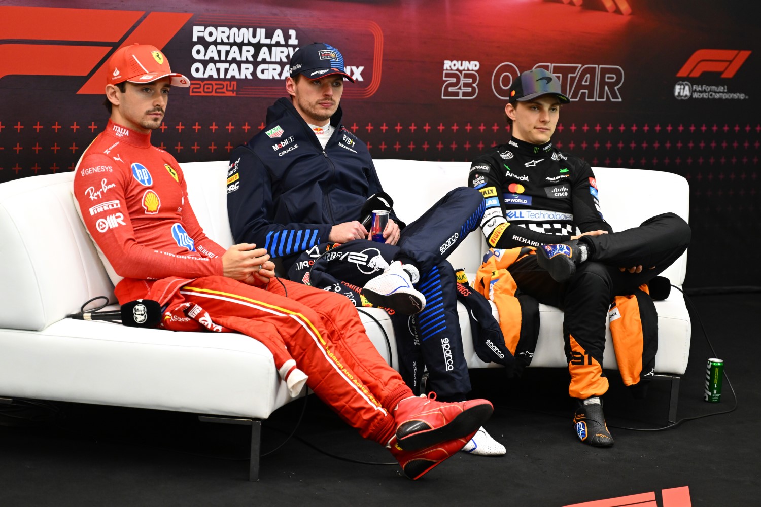 Race winner Max Verstappen of the Netherlands and Oracle Red Bull Racing (C), Second placed Charles Leclerc of Monaco and Ferrari (L) and Third placed Oscar Piastri of Australia and McLaren (R) attend the press conference after the F1 Qatar GP at Lusail International Circuit on December 01, 2024 in Lusail City, Qatar. (Photo by Mark Sutton/Getty Images) // Getty Images / Red Bull Content Pool