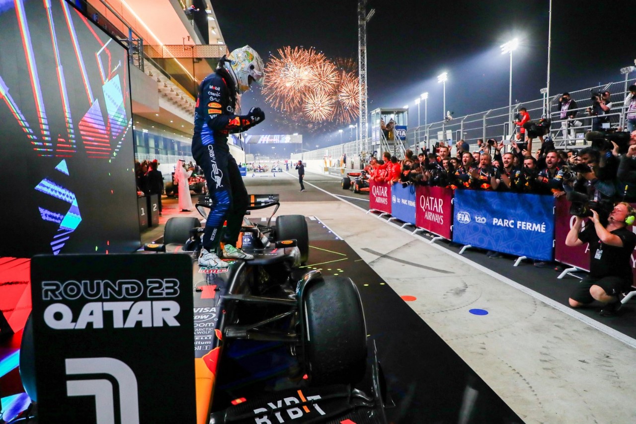 Max Verstappen of Oracle Red Bull Racing and The Netherlands celebrates finishing in first position during the F1 Grand Prix of Qatar at Lusail International Circuit on December 01, 2024 in Lusail City, Qatar. (Photo by Peter Fox/Getty Images) // Getty Images / Red Bull Content Pool