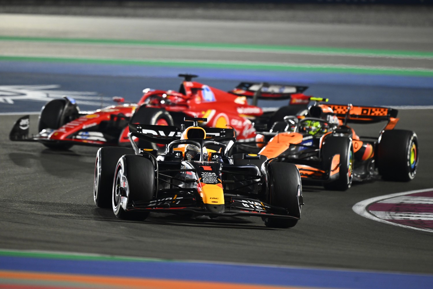 Max Verstappen of the Netherlands driving the (1) Oracle Red Bull Racing RB20 leads Lando Norris of Great Britain driving the (4) McLaren MCL38 Mercedes and Charles Leclerc of Monaco driving the (16) Ferrari SF-24 on track during the F1 Grand Prix of Qatar at Lusail International Circuit on December 01, 2024 in Lusail City, Qatar. (Photo by Clive Mason/Getty Images) // Getty Images / Red Bull Content Pool