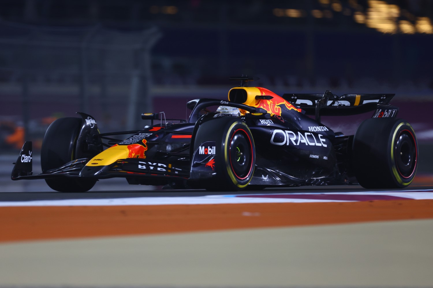 Max Verstappen of the Netherlands driving the (1) Oracle Red Bull Racing RB20 on track during the F1 Grand Prix of Qatar at Lusail International Circuit on December 01, 2024 in Lusail City, Qatar. (Photo by Mark Thompson/Getty Images) // Getty Images / Red Bull Content Pool