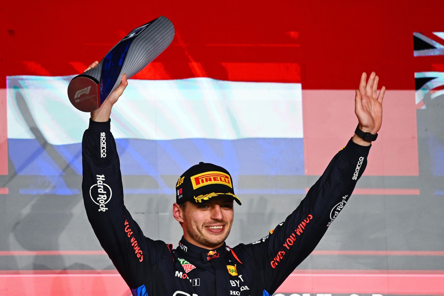 Race winner Max Verstappen of the Netherlands driving the (1) Oracle Red Bull Racing RB20 celebrates on the podium during the F1 Grand Prix of Qatar at Lusail International Circuit on December 01, 2024 in Lusail City, Qatar. (Photo by Clive Mason/Getty Images) // Getty Images / Red Bull Content Pool