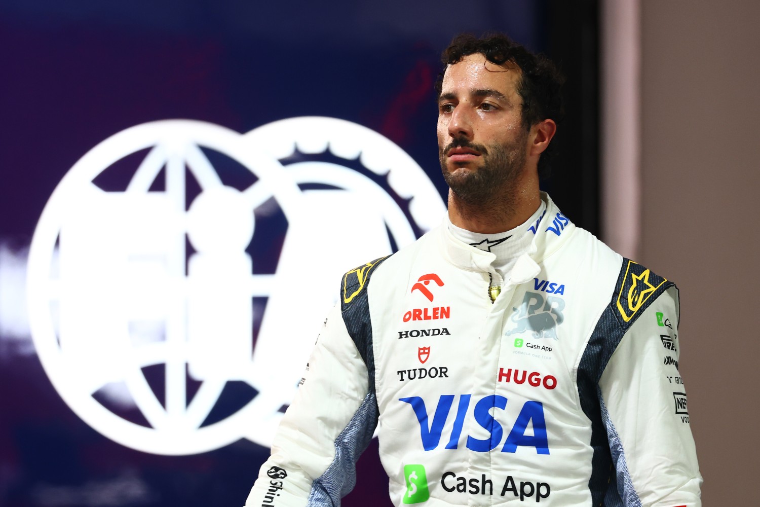 16th placed qualifier Daniel Ricciardo of Australia and Visa Cash App RB walks in the Pitlane during qualifying ahead of the F1 Grand Prix of Singapore at Marina Bay Street Circuit on September 21, 2024 in Singapore, Singapore. (Photo by Mark Thompson/Getty Images) // Getty Images / Red Bull Content Pool //