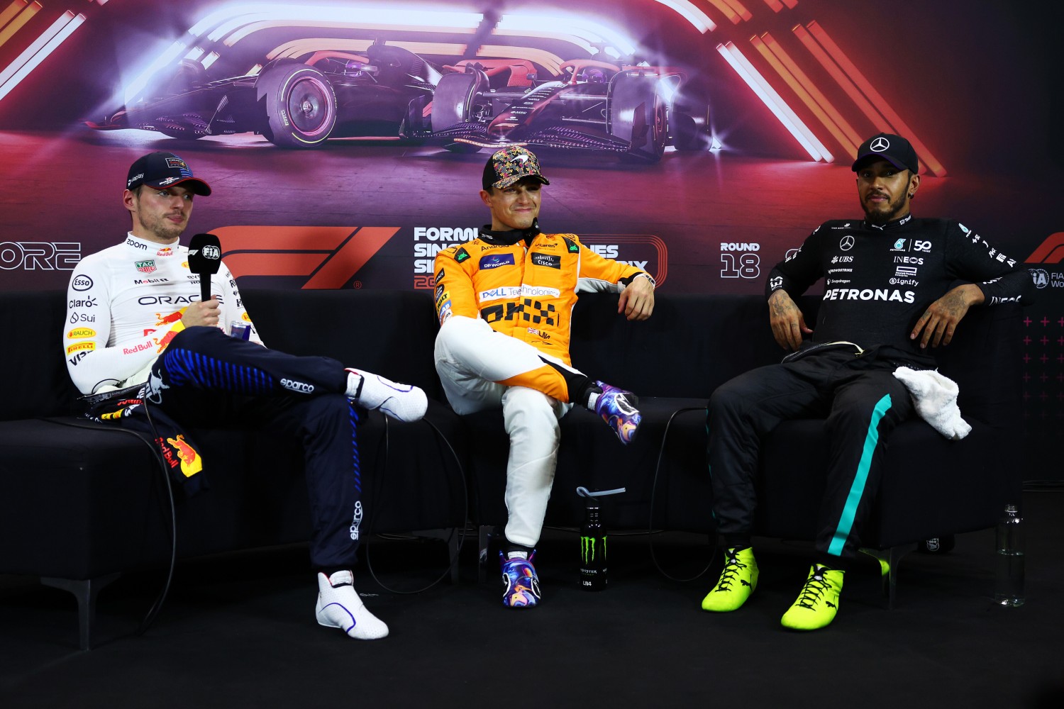 Pole position qualifier Lando Norris of Great Britain and McLaren, Second placed qualifier Max Verstappen of the Netherlands and Oracle Red Bull Racing and Third placed qualifier Lewis Hamilton of Great Britain and Mercedes attend the press conference after qualifying ahead of the F1 Grand Prix of Singapore at Marina Bay Street Circuit on September 21, 2024 in Singapore, Singapore. (Photo by Clive Rose/Getty Images) // Getty Images / Red Bull Content Pool