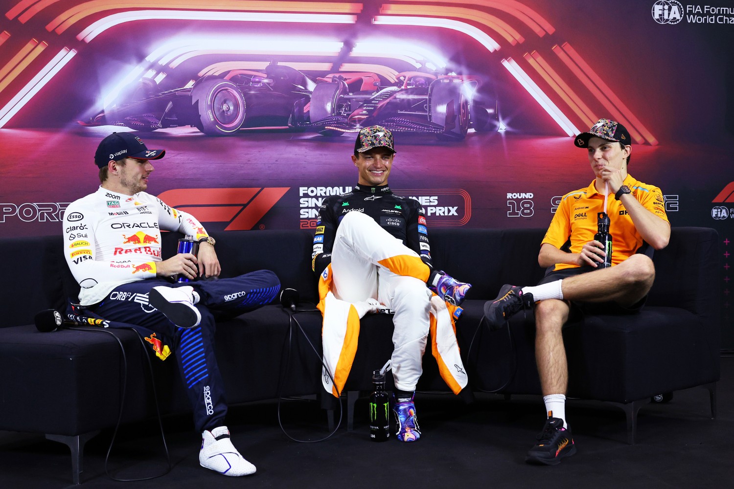 Race winner Lando Norris of Great Britain and McLaren, Second placed Max Verstappen of the Netherlands and Oracle Red Bull Racing and Third placed Oscar Piastri of Australia and McLaren attend the Drivers Press Conference after the F1 Singapore GP at Marina Bay Street Circuit on September 22, 2024 in Singapore, Singapore. (Photo by Clive Rose/Getty Images) // Getty Images / Red Bull Content Pool