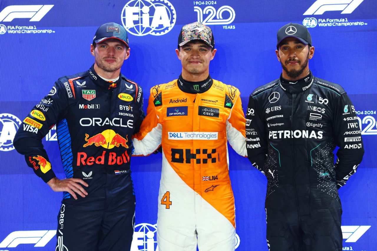 Pole position qualifier Lando Norris of Great Britain and McLaren, Second placed qualifier Max Verstappen of the Netherlands and Oracle Red Bull Racing and Third placed qualifier Lewis Hamilton of Great Britain and Mercedes pose for a photo in parc ferme during qualifying ahead of the F1 Grand Prix of Singapore at Marina Bay Street Circuit on September 21, 2024 in Singapore, Singapore. (Photo by Mark Thompson/Getty Images) // Getty Images / Red Bull Content Pool