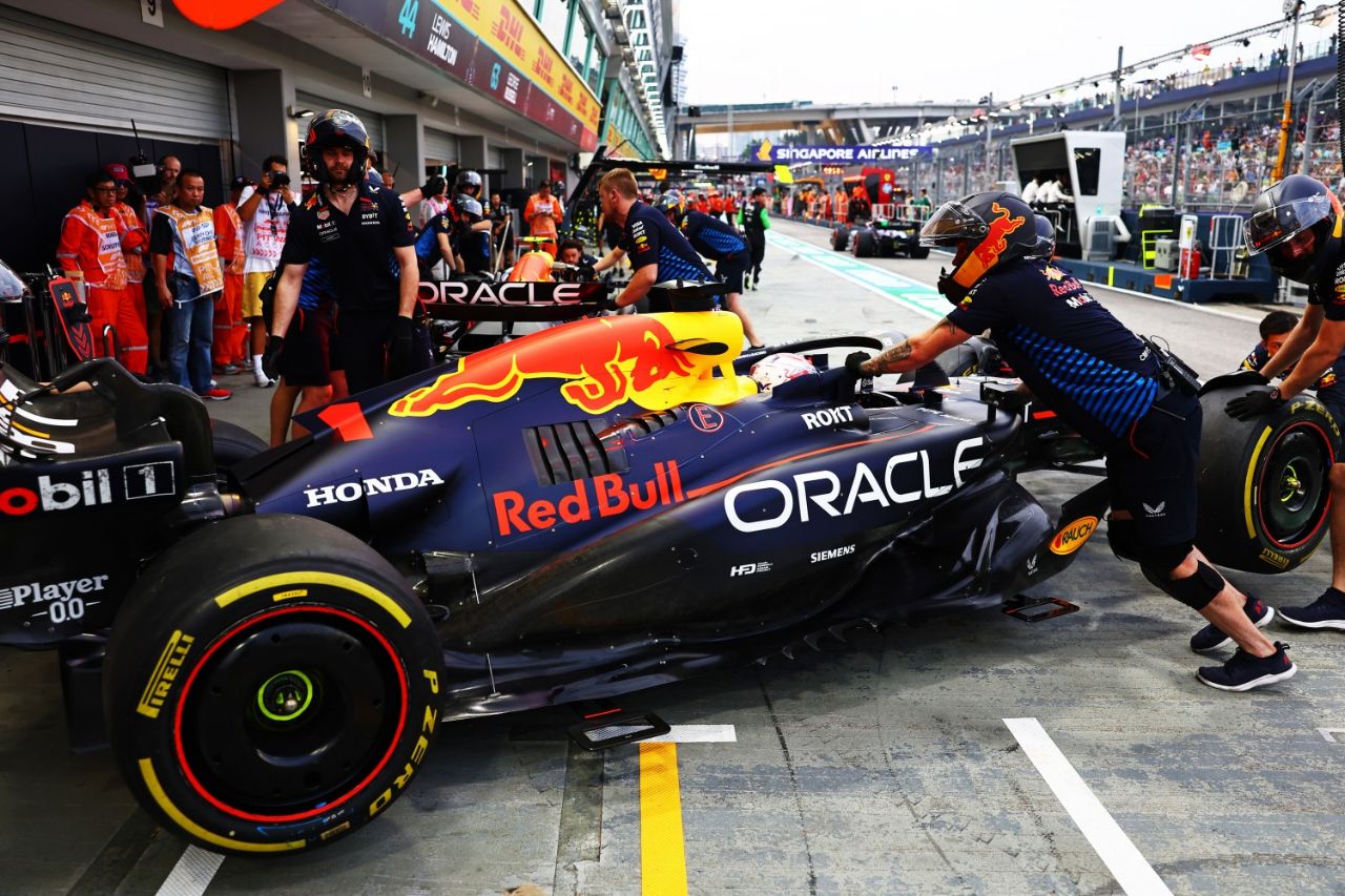 Max Verstappen of the Netherlands and Oracle Red Bull Racing stops in the Pitlane during practice ahead of the F1 Grand Prix of Singapore at Marina Bay Street Circuit on September 20, 2024 in Singapore, Singapore. (Photo by Mark Thompson/Getty Images) // Getty Images / Red Bull Content Pool