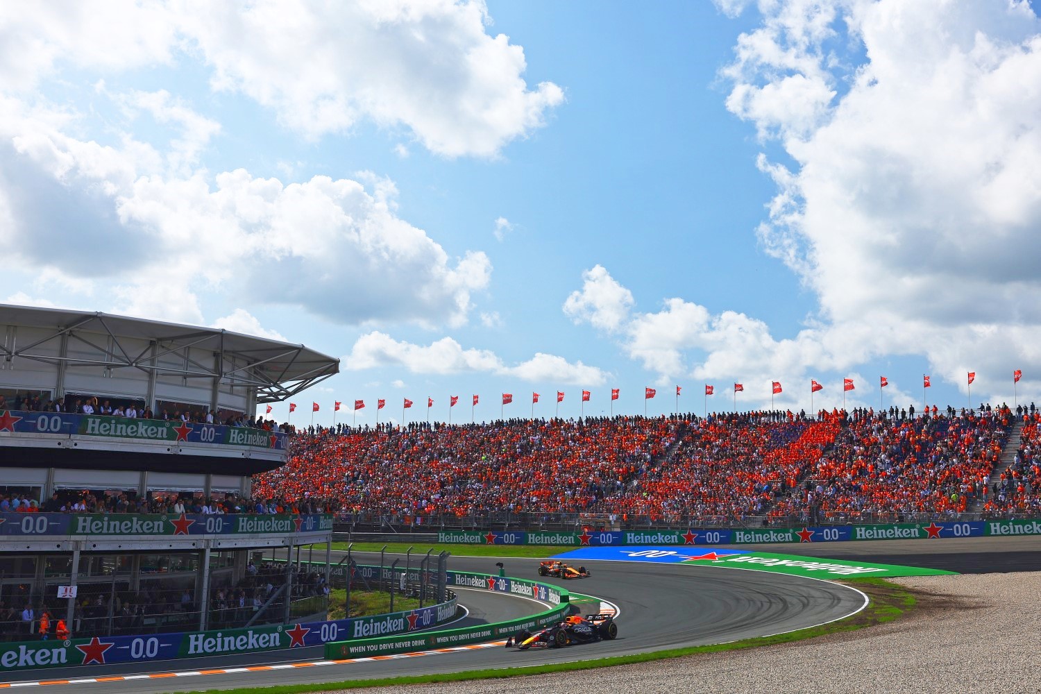 Max Verstappen of the Netherlands driving the (1) Oracle Red Bull Racing RB20 leads Lando Norris of Great Britain driving the (4) McLaren MCL38 Mercedes during the F1 Dutch GP at Circuit Zandvoort on August 25, 2024 in Zandvoort, Netherlands. (Photo by Mark Thompson/Getty Images) // Getty Images / Red Bull Content Pool