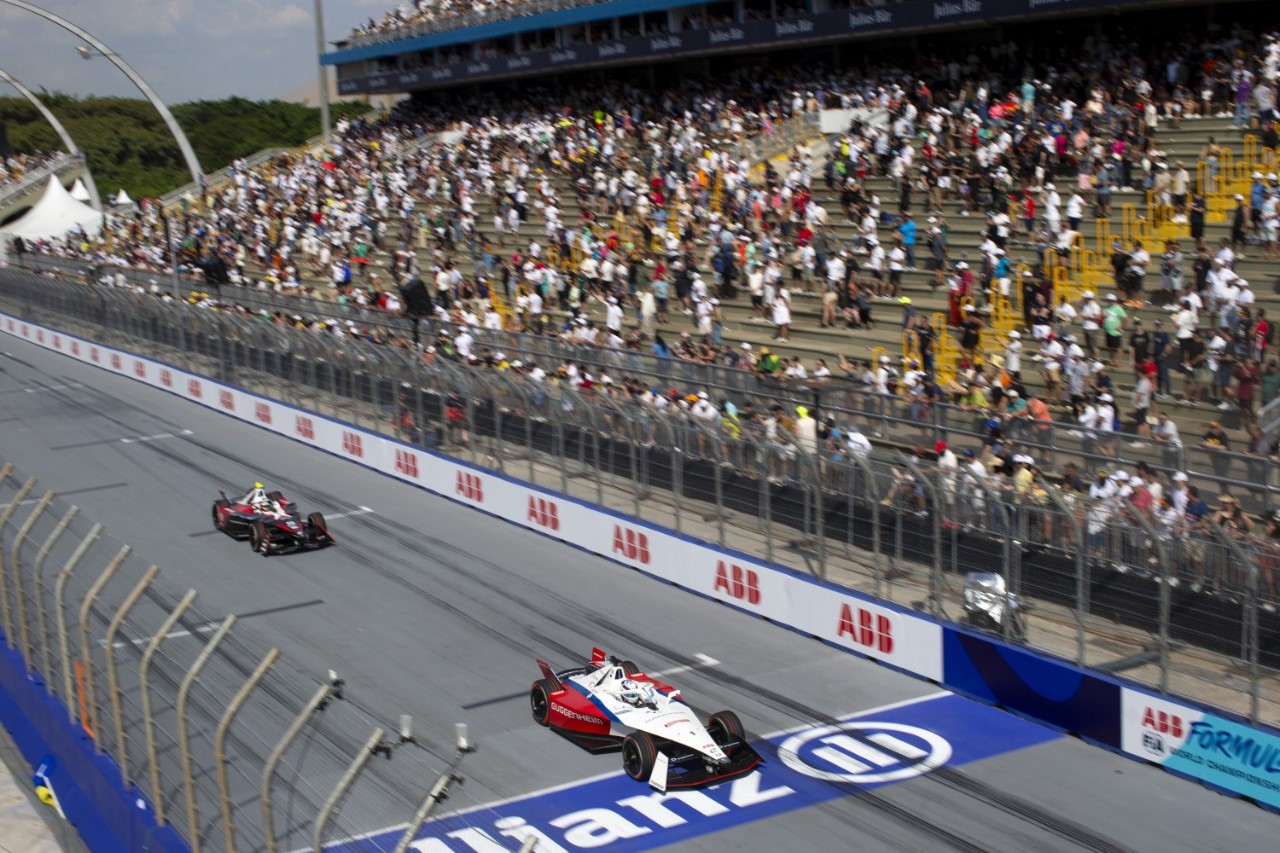 Jake Dennis, Andretti Global, Porsche 99X Electric Gen3, leads Antonio Felix da Costa, TAG Heuer Porsche Formula E Team, Porsche 99X Electric Gen3 during the Sao Paulo ePrix at Streets of Sao Paulo on Saturday March 16, 2024, Brazil. (Photo by Dom Romney / LAT Images)