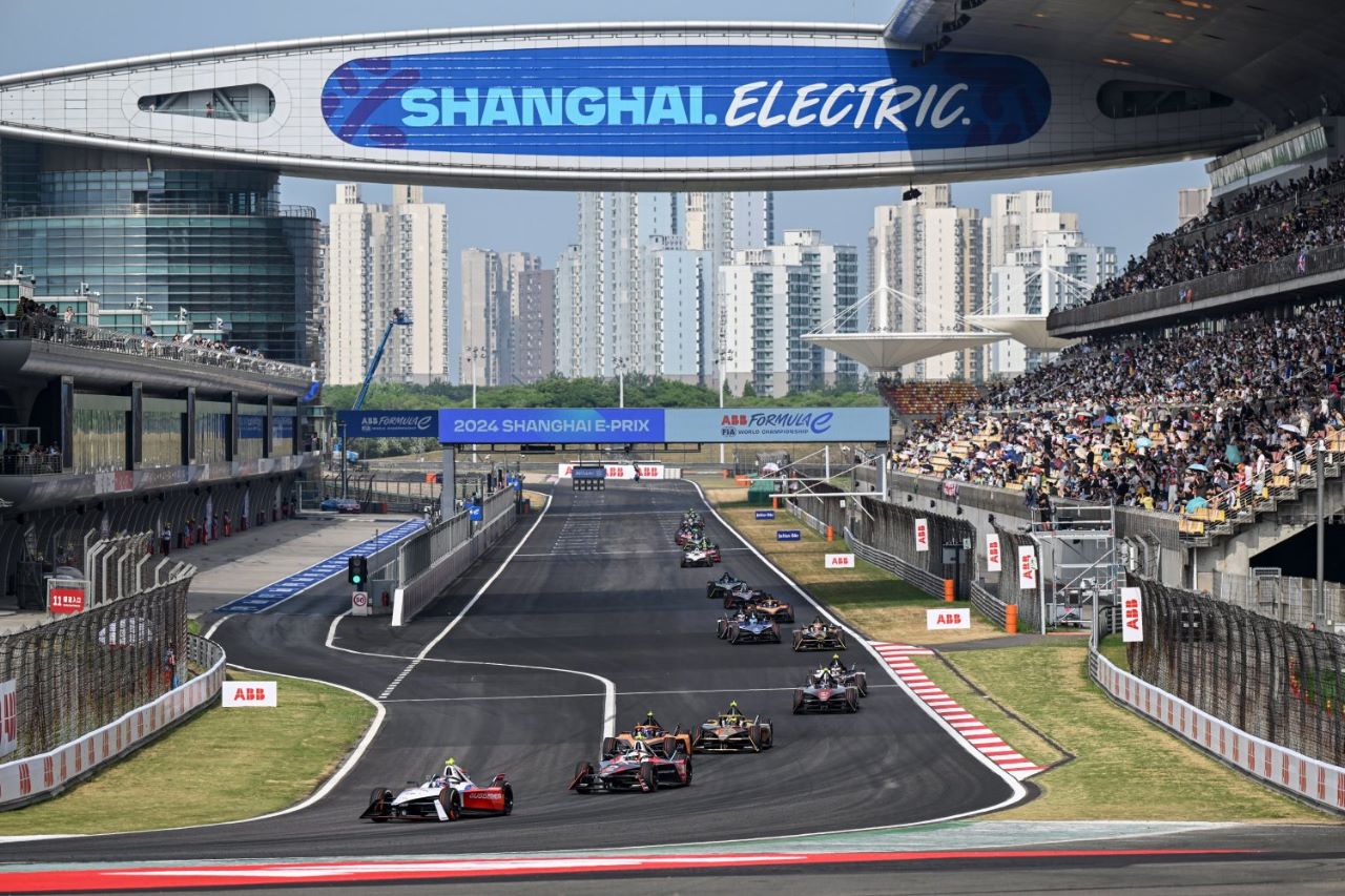 SHANGHAI INTERNATIONAL CIRCUIT, CHINA - MAY 26: Norman Nato, Andretti Global, Porsche 99X Electric Gen3, leads Antonio Felix da Costa, TAG Heuer Porsche Formula E Team, Porsche 99X Electric Gen3, and Jake Hughes, NEOM McLaren Formula E Team, e-4ORCE 04 during the Shanghai ePrix II at Shanghai International Circuit on Sunday May 26, 2024 in Shanghai, China. (Photo by Sam Bagnall / LAT Images)