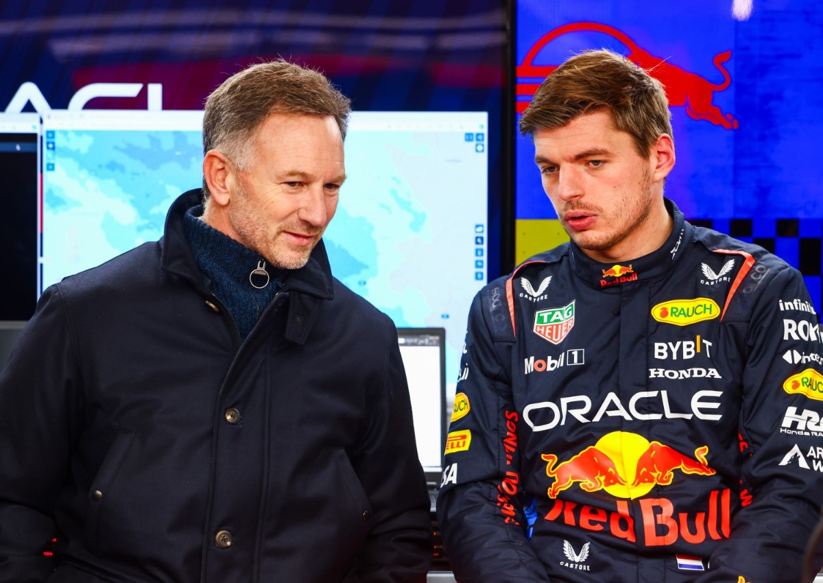 Max Verstappen of the Netherlands and Oracle Red Bull Racing talks with Red Bull Racing Team Principal Christian Horner during the Red Bull Racing RB20 Filming Day at Silverstone on February 13, 2024 in Northampton, England. (Photo by Mark Thompson/Getty Images for Red Bull Racing) // Getty Images / Red Bull Content Pool