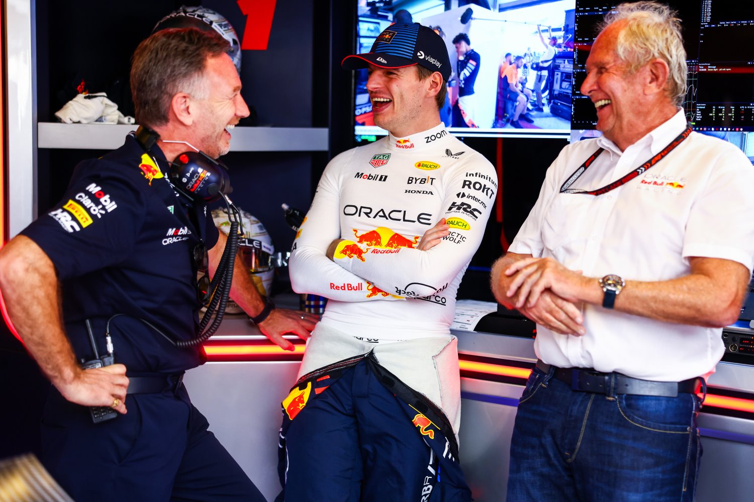 Oracle Red Bull Racing Team Principal Christian Horner, Max Verstappen of the Netherlands and Oracle Red Bull Racing and Oracle Red Bull Racing Team Consultant Dr Helmut Marko share a joke in the garage during final practice ahead of the F1 Grand Prix of Abu Dhabi at Yas Marina Circuit on December 07, 2024 in Abu Dhabi, United Arab Emirates. (Photo by Mark Thompson/Getty Images) // Getty Images / Red Bull Content Pool