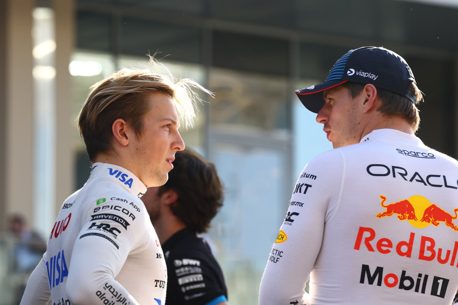 Liam Lawson of New Zealand and Visa Cash App RB talks to Max Verstappen of the Netherlands and Oracle Red Bull Racing prior to the F1 Grand Prix of Abu Dhabi at Yas Marina Circuit on December 08, 2024 in Abu Dhabi, United Arab Emirates. (Photo by Mark Thompson/Getty Images) // Getty Images / Red Bull Content Pool