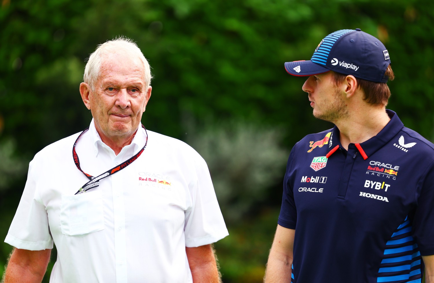 Oracle Red Bull Racing Team Consultant Dr Helmut Marko and Max Verstappen of the Netherlands and Oracle Red Bull Racing talk in the Paddock prior to final practice ahead of the F1 Grand Prix of Singapore at Marina Bay Street Circuit on September 21, 2024 in Singapore, Singapore. (Photo by Mark Thompson/Getty Images) // Getty Images / Red Bull Content Pool