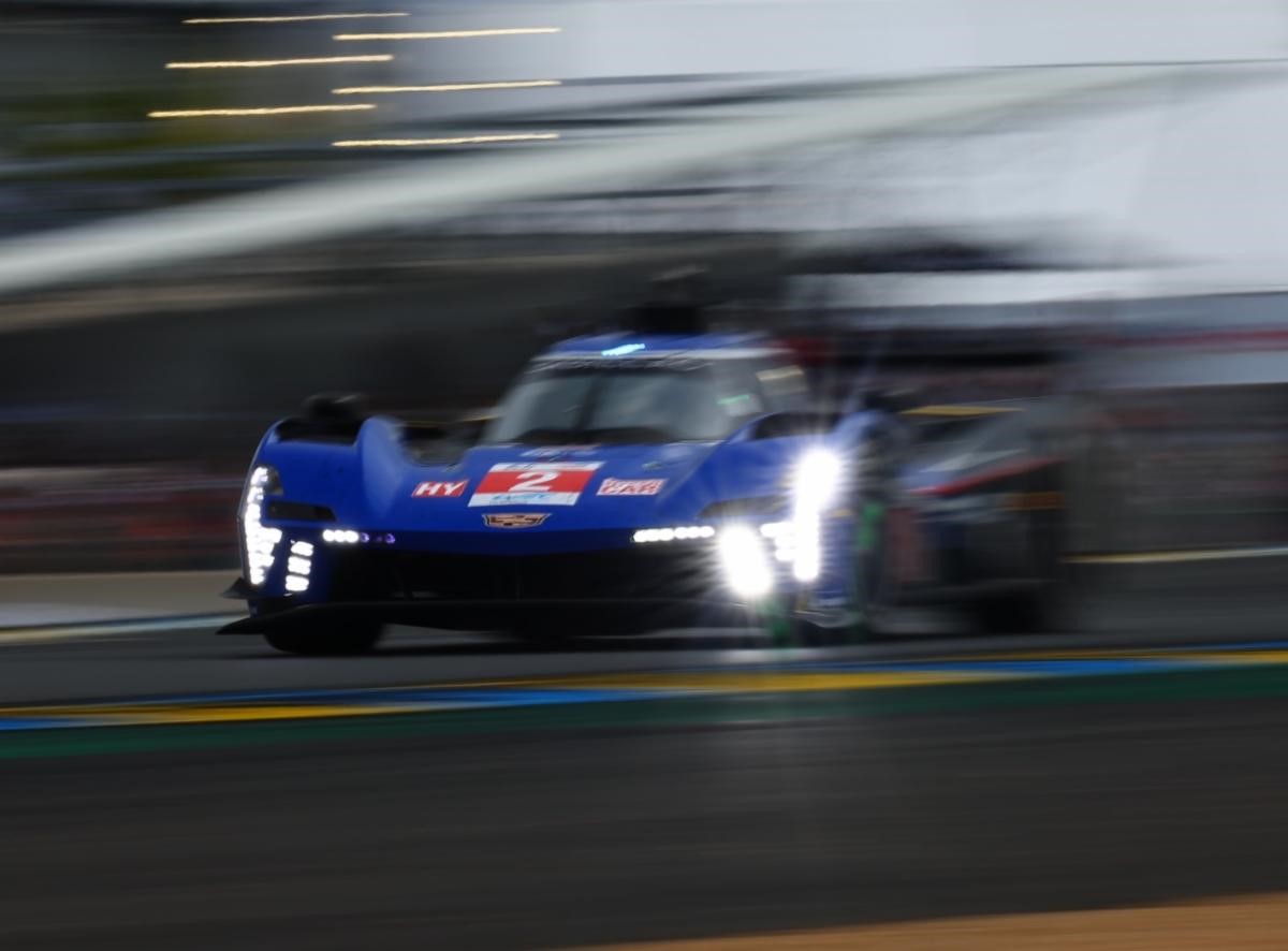 02 BAMBER Earl (nzl), LYNN Alex (gbr), PALOU Alex (spa), Cadillac Racing, Cadillac V-Series.R #02, Hypercar, FIA WEC, action during the 2024 24 Hours of Le Mans, 4th round of the 2024 FIA World Endurance Championship, on the Circuit des 24 Heures du Mans, from June 15 to 16, 2024 in Le Mans, France - Photo Javier Jimenez / DPPI