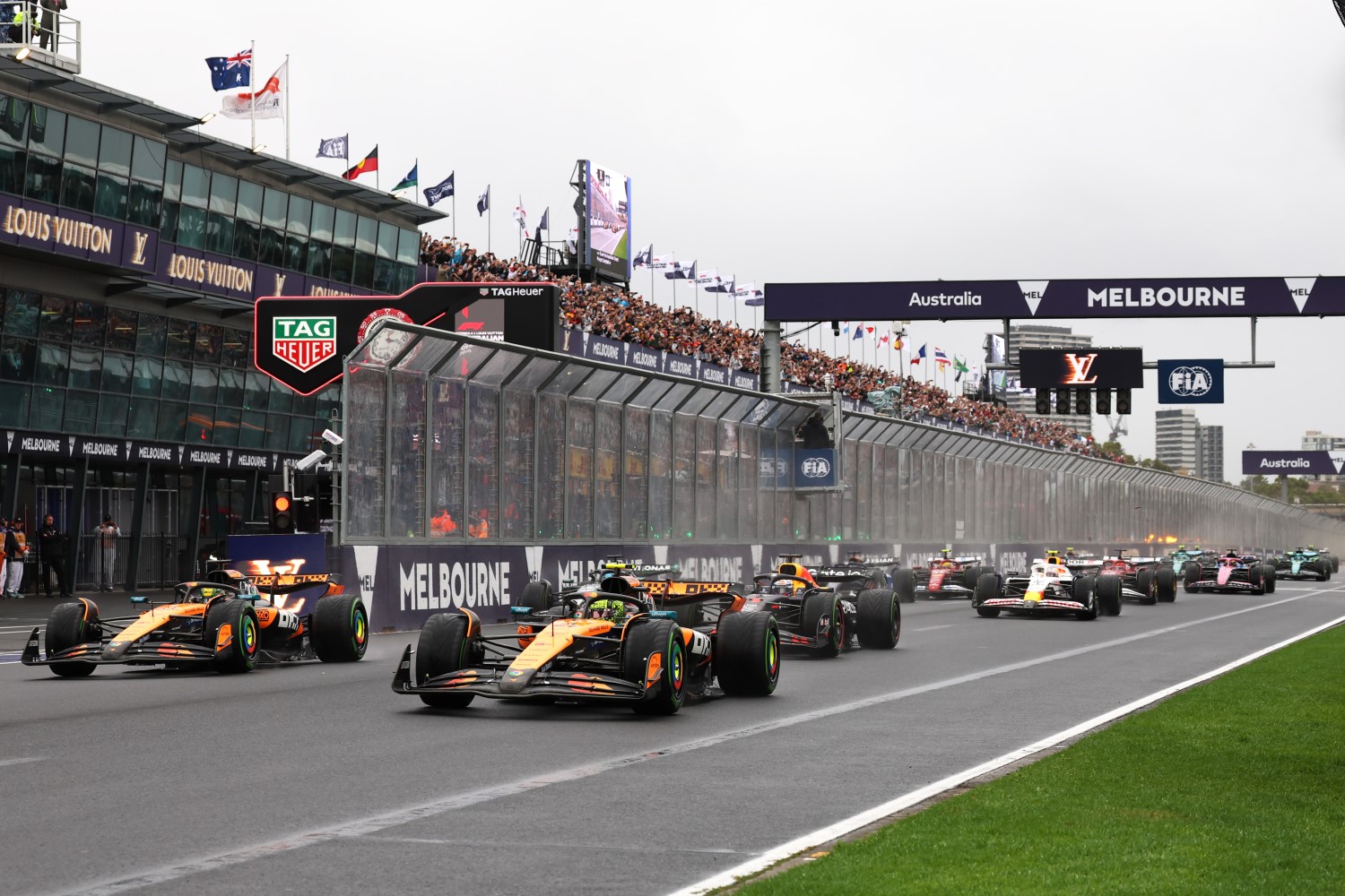 Lando Norris of Great Britain driving the (4) McLaren MCL39 Mercedes leads Oscar Piastri of Australia driving the (81) McLaren MCL39 Mercedes Max Verstappen of the Netherlands driving the (1) Oracle Red Bull Racing RB21 and the rest of the field at the start during the F1 Grand Prix of Australia at Albert Park Grand Prix Circuit on March 16, 2025 in Melbourne, Australia. (Photo by Steven Tee/LAT Images for McLaren)