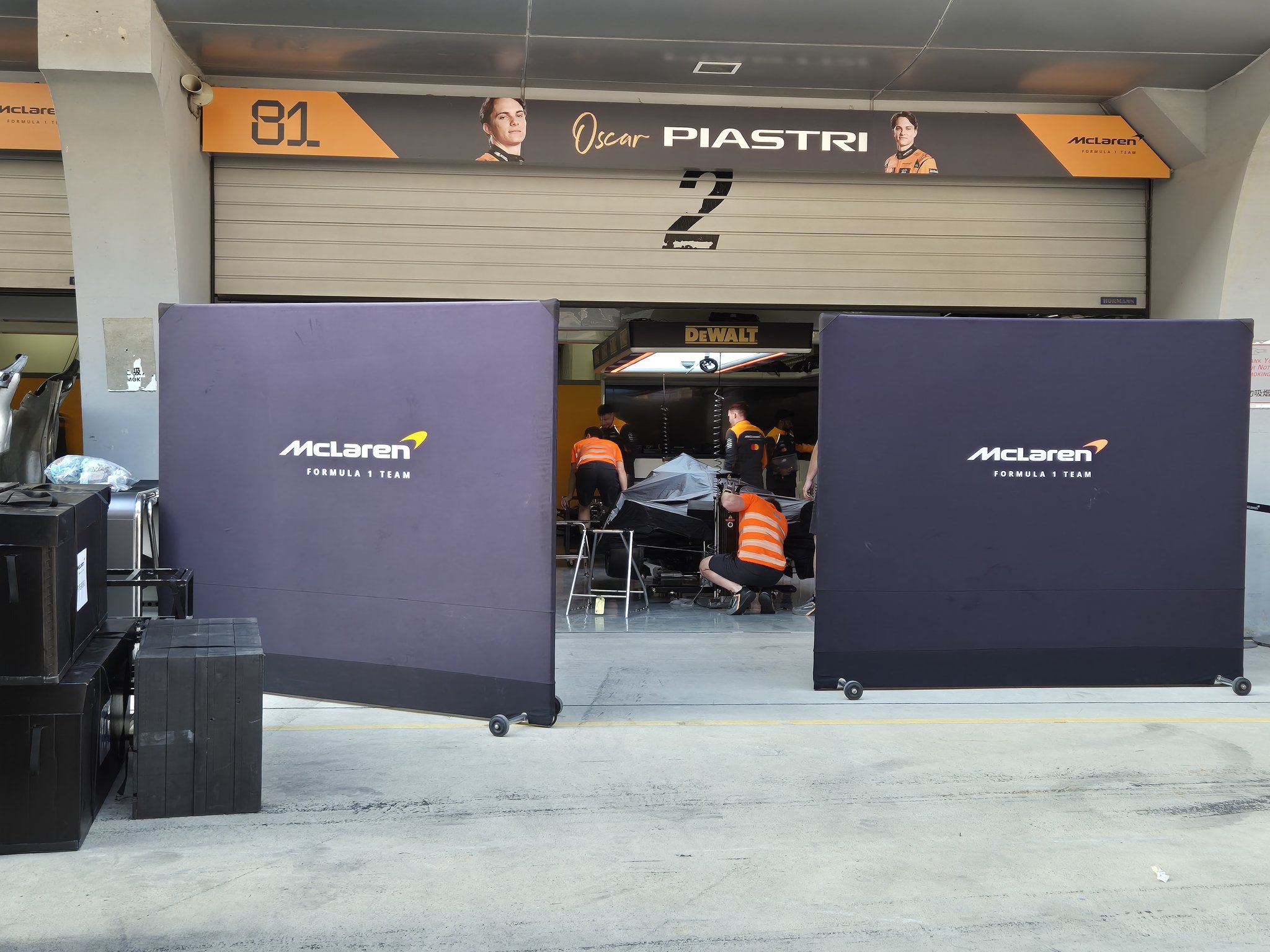 The freight for several f1 teams, including McLaren, was delayed but has now arrived in Shanghai! Mechanics are already hard at work assembling the cars.