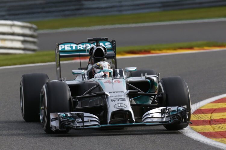 Rosberg uses front wing to knife his title rivals tire