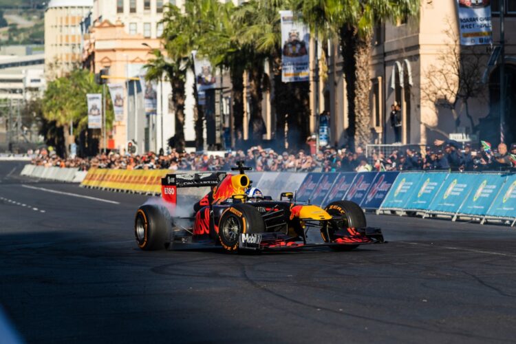 David Coulthard takes to the streets of Cape Town in the all-conquering RB7.