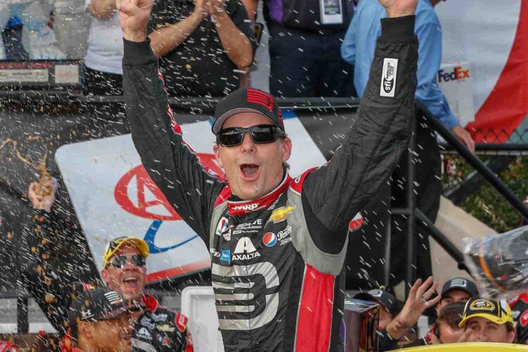 Jeff Gordon rises to the occasion at Dover