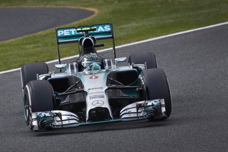 Rosberg beats Hamilton for Japanese GP pole