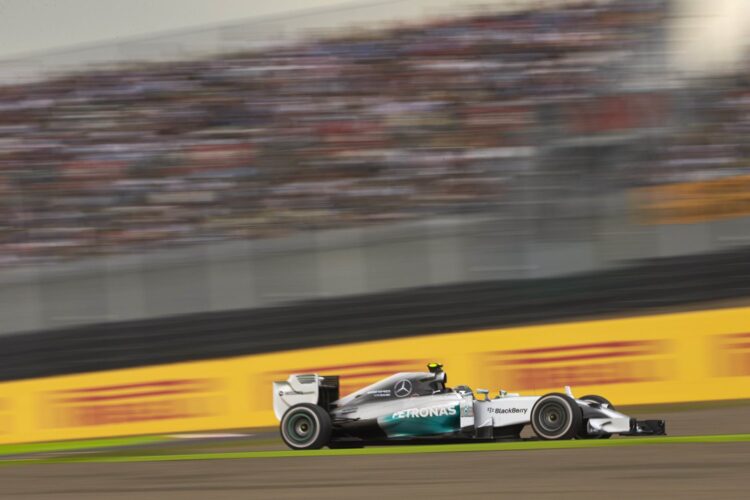 Japanese GP: Rosberg fastest as Hamilton crashes