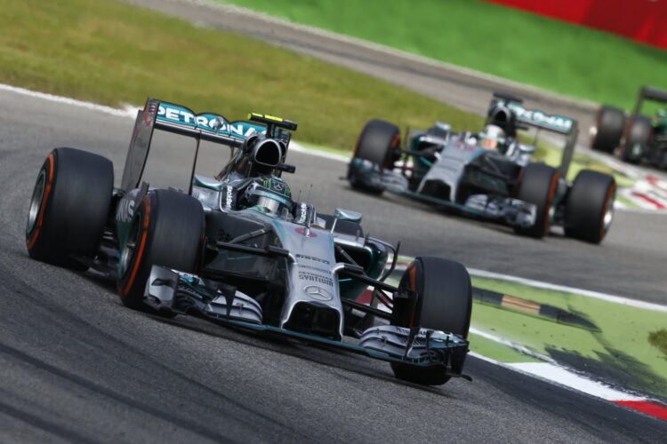 Ecclestone: Teams will supply third cars to rivals